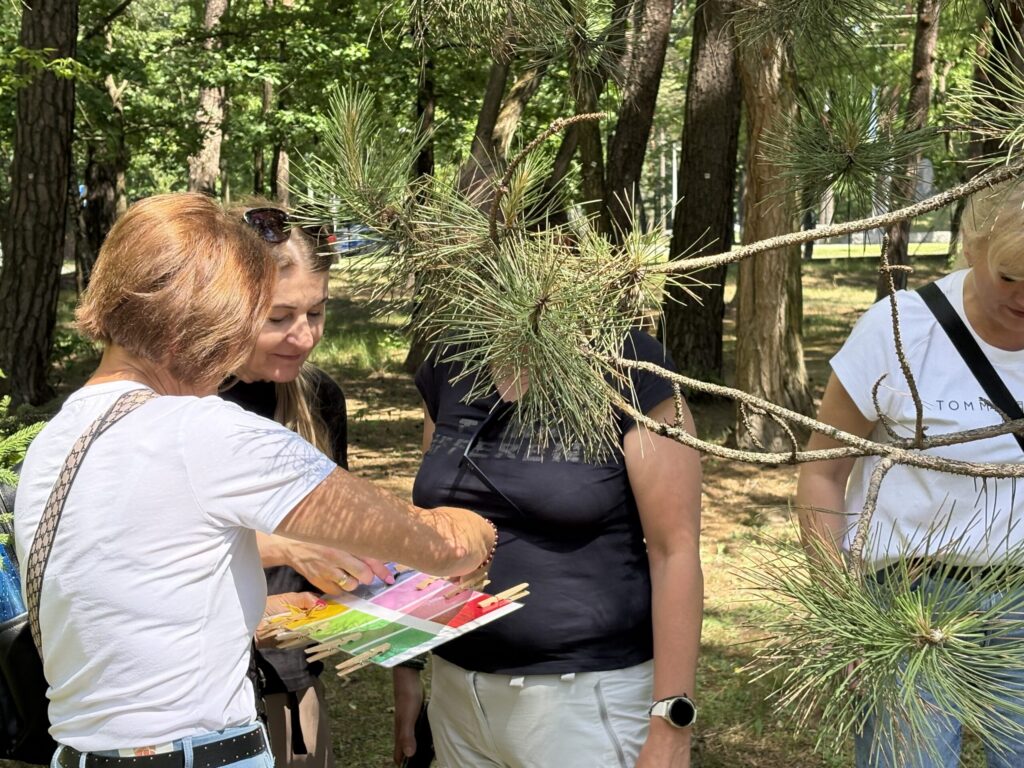 Część warsztatowa szkolenia – uczestnicy podczas zajęć terenowych