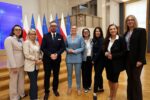 Przedstawicielki Ośrodka Rozwoju Edukacji z Minister Edukacji Barbarą Nowacką i dyrektorem ORE Mariuszem Biniewskim