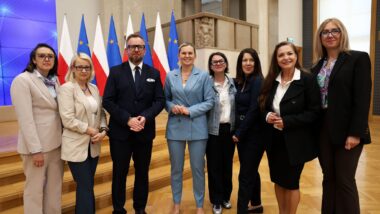 Uczestnicy konferencji, Minister Barbara Nowacka, Dyrektor ORE Mariusz Biniewski, pracownicy ORE