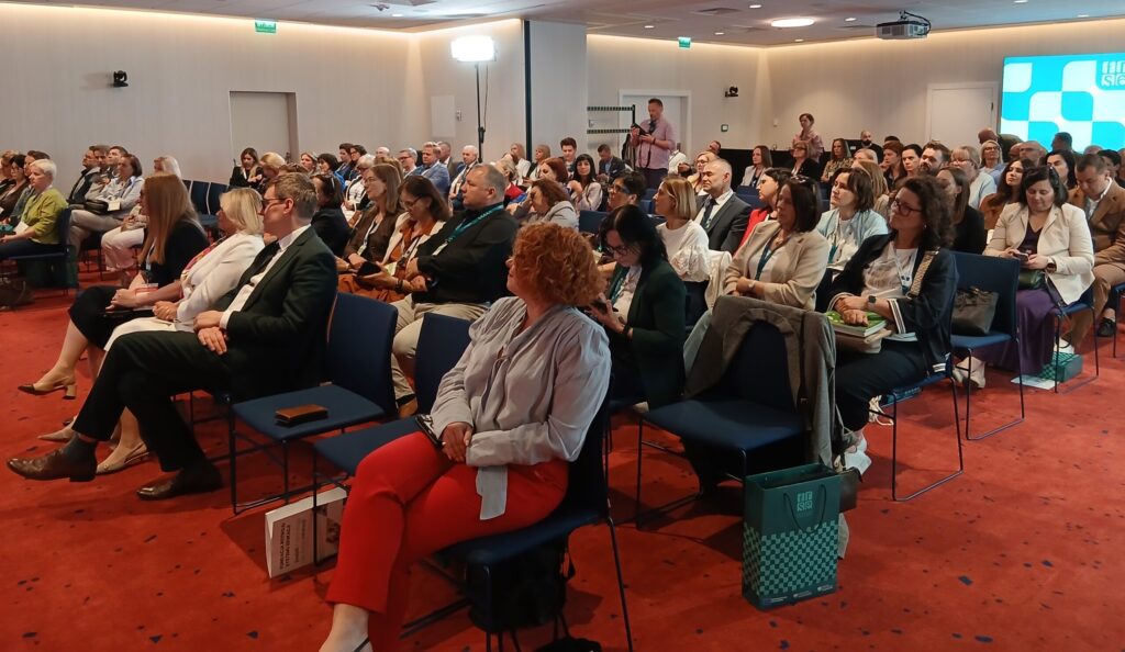 Organizatorzy i uczestnicy konferencji podsumowującej konkurs „Profesjonalna Szkoła Roku 2025”
