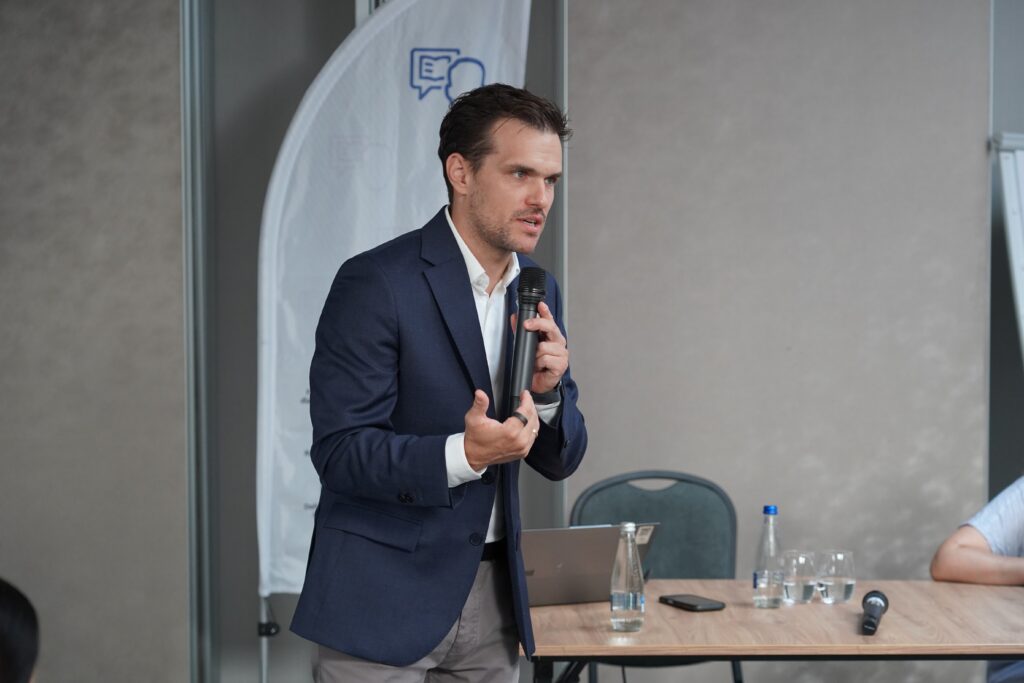 Przedstawiciel Instytutu Badań Edukacyjnych – Państwowego Instytutu Badawczego dr hab. Tomasz Gajderowicz podczas prowadzenia szkolenia