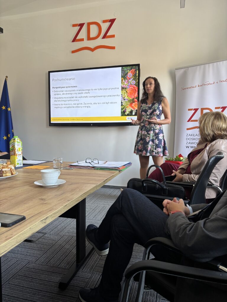 Przedstawicielka ORE Magdalena Mrozkowiak podczas wystąpienia przed kadry pedagogiczną ZDZ w Warszawie