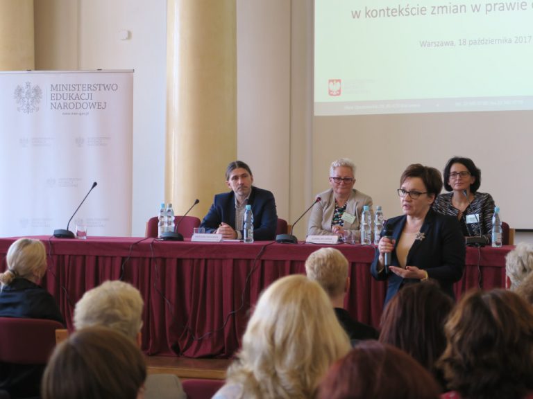 Minister Edukacji Narodowej i przedstawiciele MEN podczas sesji panelowej