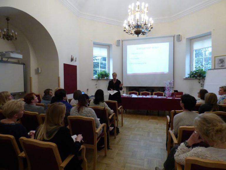 Dyrektor ORE dr Barbara Rudzińska-Mękal oraz Katarzyna Chmielewska i Monika Sobotka (MZ)